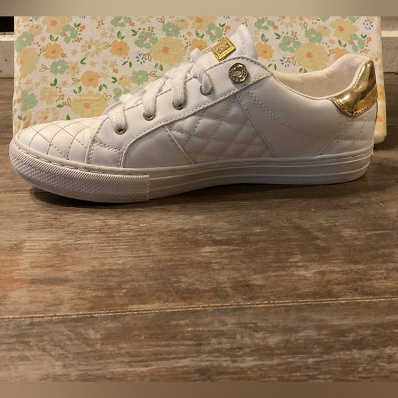 Women’s low top shoes guess shoes! - Picture 2 of 11